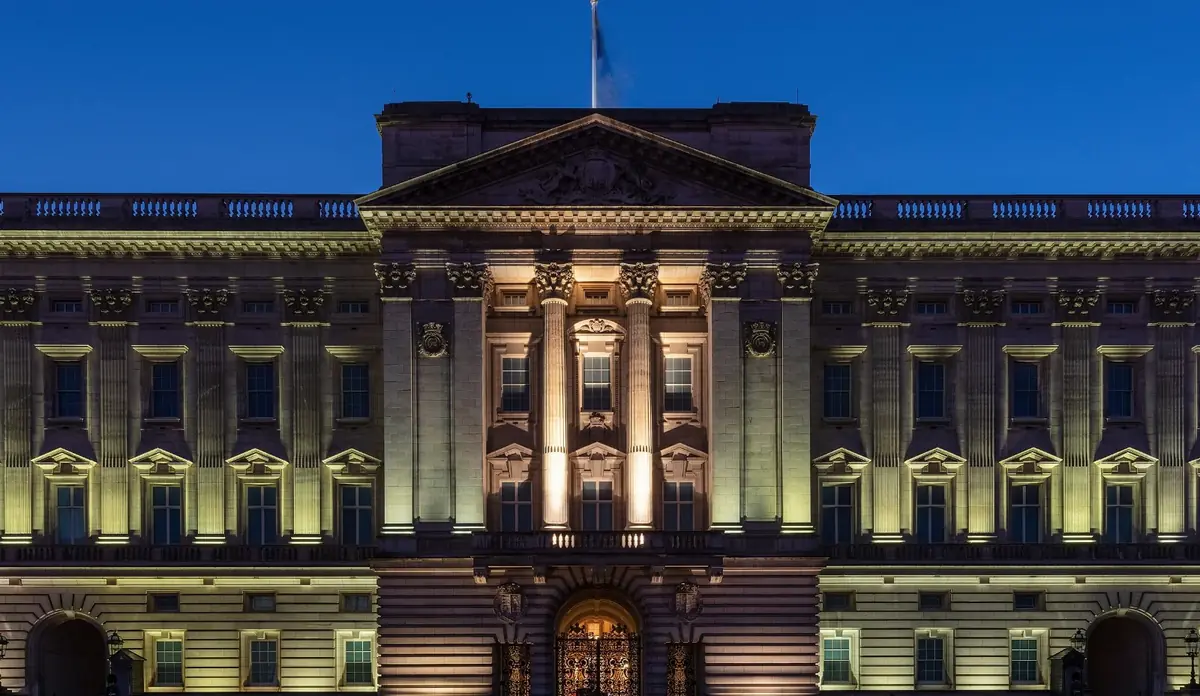 Buckingham Palace illuminato la sera