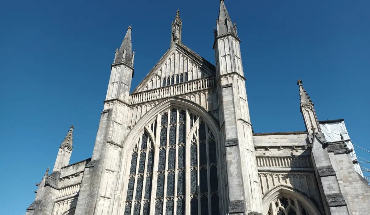 La facciata della cattedrale di Winchester